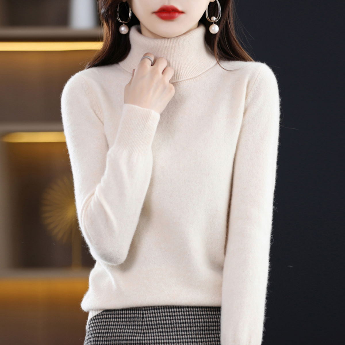 Women’s Cashmere-Blend Slim Turtleneck Jumper in Cream